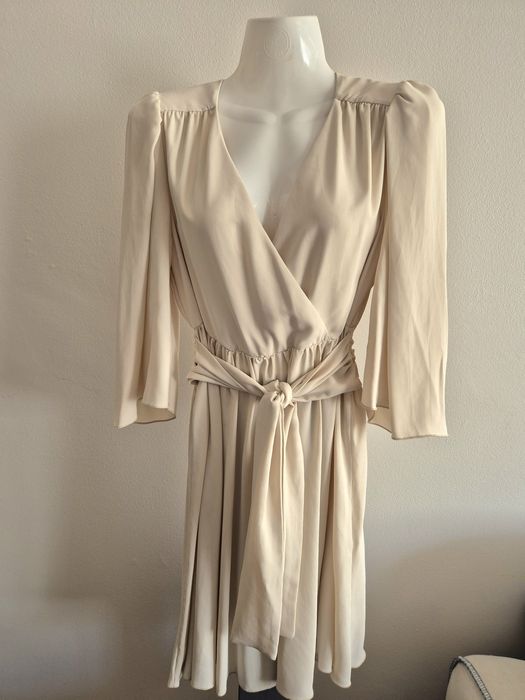 Vestido com Saia Fluida Decote em V e Laço 

Cor Creme
Tamanho 40
Novo