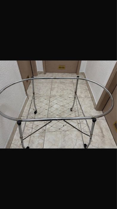 Suporte para alcofa de bebé