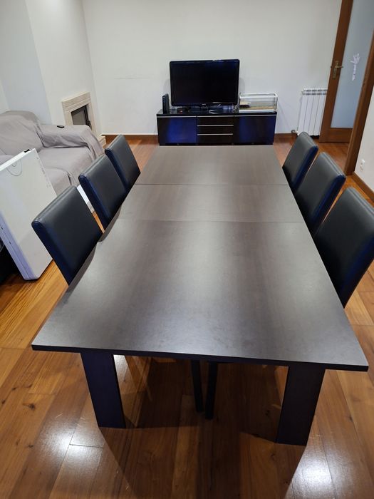 Mesa de sala com 6 cadeiras, usada em bom estado