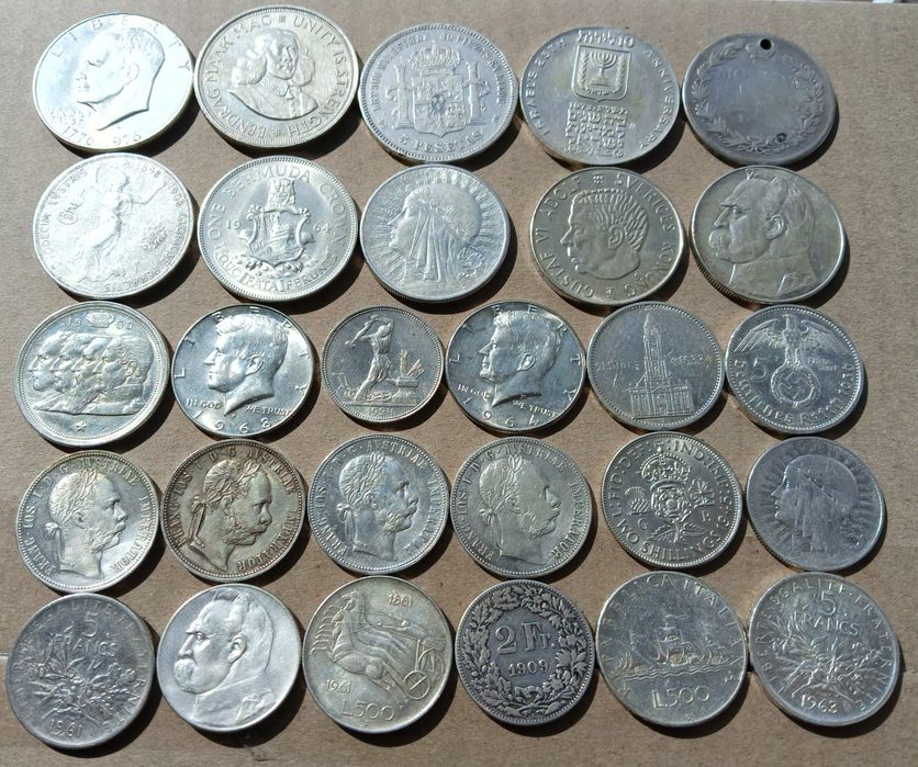 Продам срібні монети великого та середнього розміру