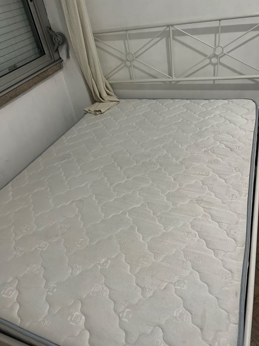 Cama de casal com colchao.