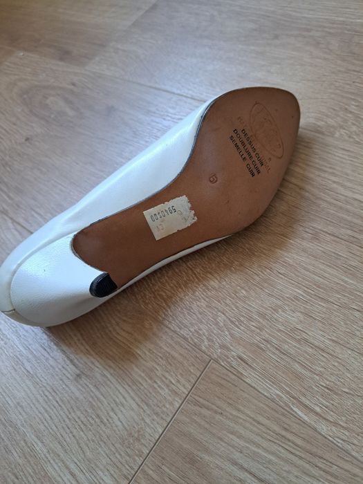 Sapatos brancos em bom estado