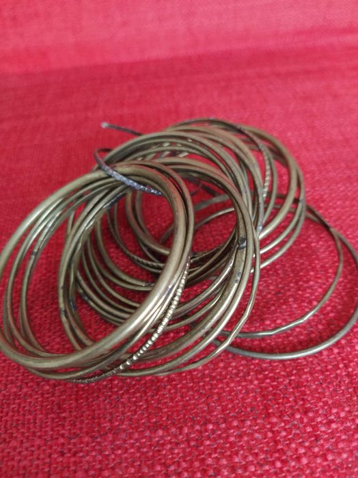 Conjunto de 23 pulseiras em dourado
