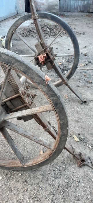 Старий залізний віз (рама з колесами) – антикваріат, під реставрацію