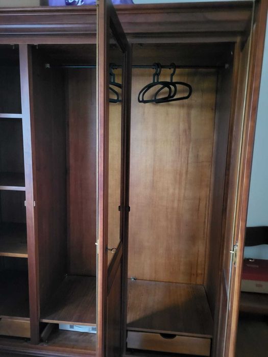 Roupeiro em madeira cerejeira