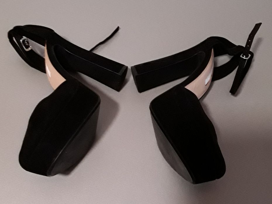 Sapatos/Sandalias pretas Bershka com salto alto, tamanho 38