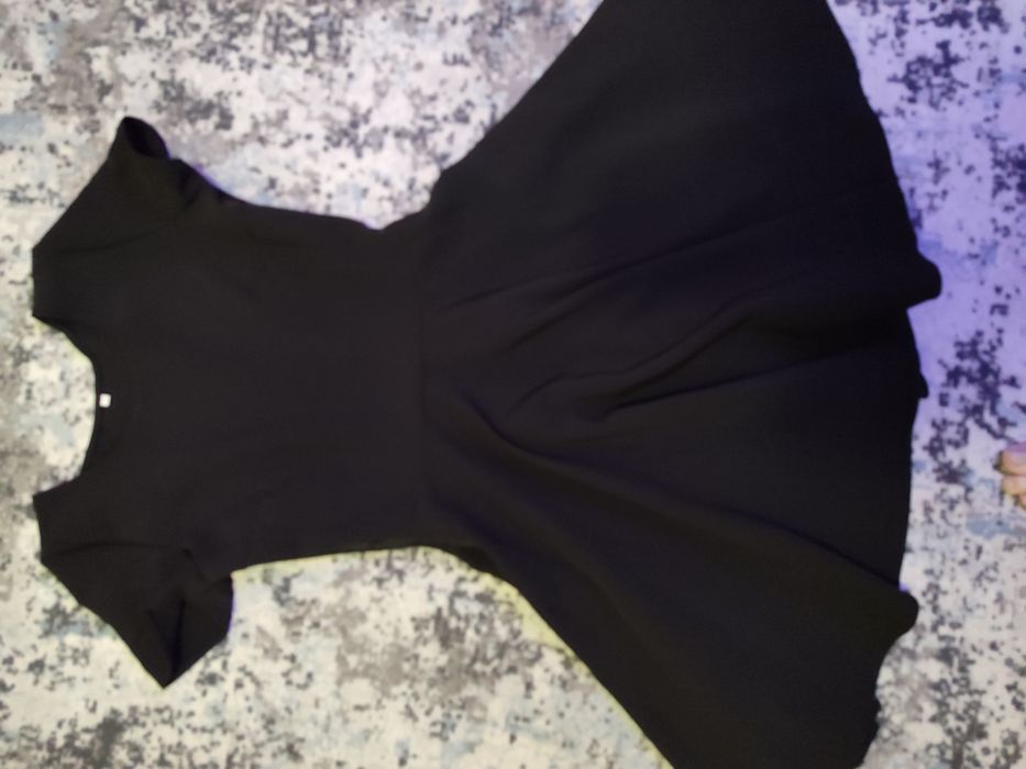 Витончена чорна маленька сукня для жінки