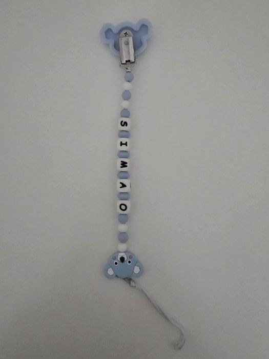 Prende chupeta azul e branco