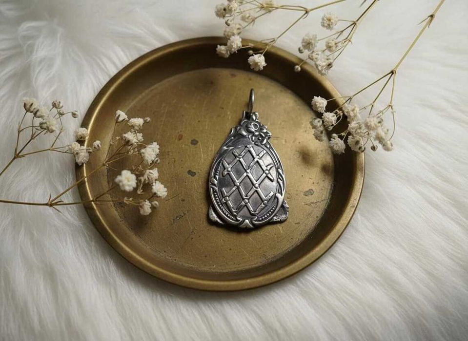 Srebrny Wisior GOTYCKI