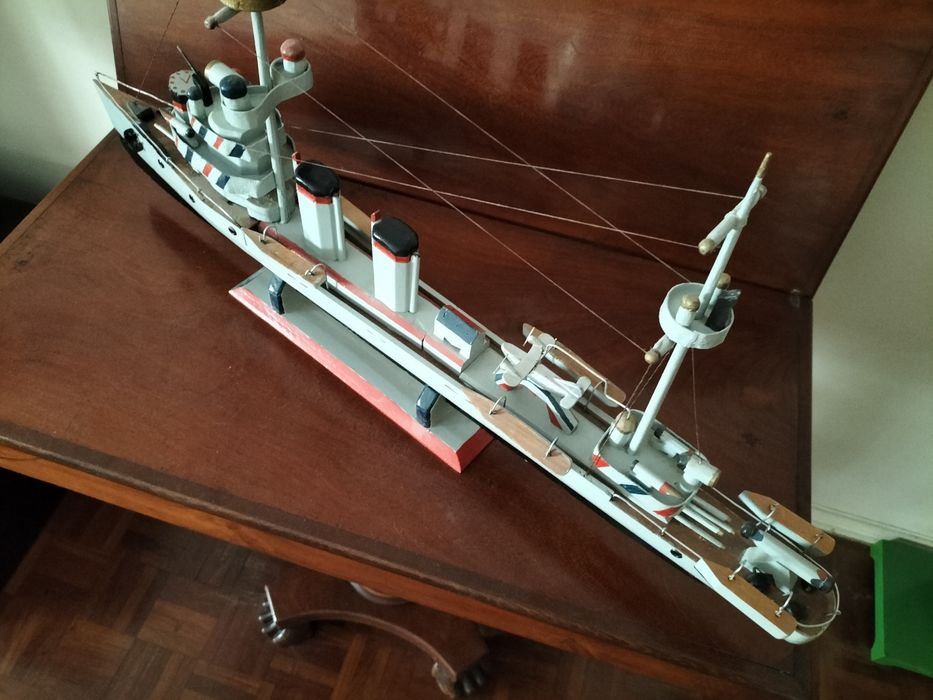 Barco de guerra antigo em excelente estado