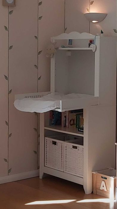 Muda fraldas e estante IKEA Hensvik