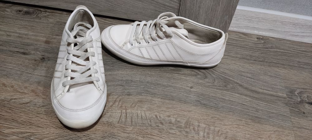 Кросівки adidas в гарному стані