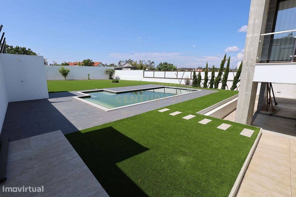 Moradia T4 Moderna com Piscina Aquecida e Jacuzzi a 15 Minutos da Prai