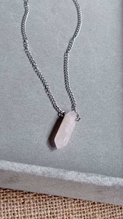 Naszyjnik na srebrnym łańcuszku z kamiennym wisiorkiem