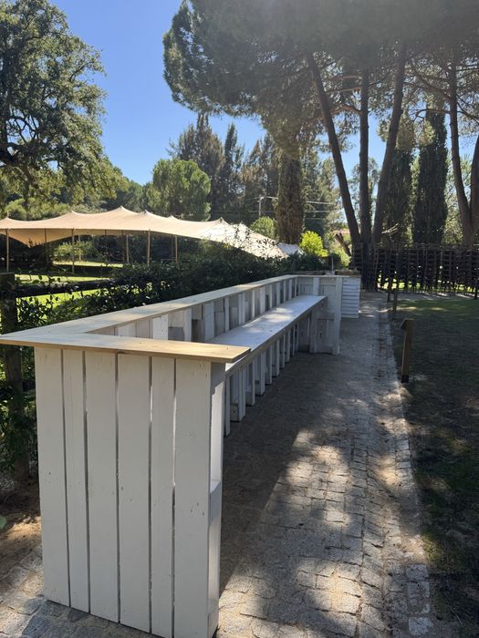 Bar em paletes com tampo de pinho