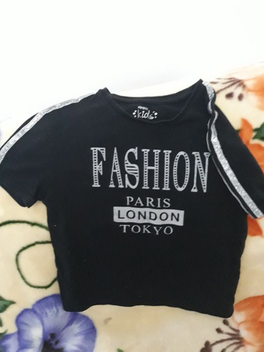 Bluzeczka rękawy paski brokat roz 140cena 4zl