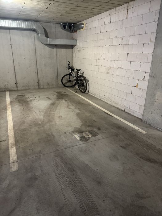 Wynajmę miejsce w hali garażowej