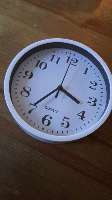 Zegar ścienny biały quartz  19cm śr.