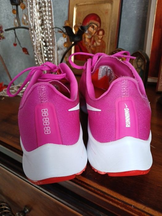 Оригінальні кросівкиNike ( є ньюанс)