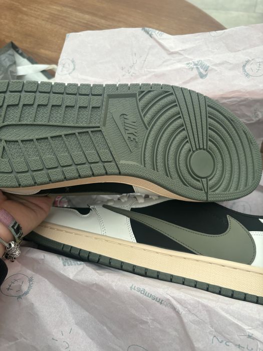 JORDAN 1 LOW TRAVIS SCOTT OLIVE