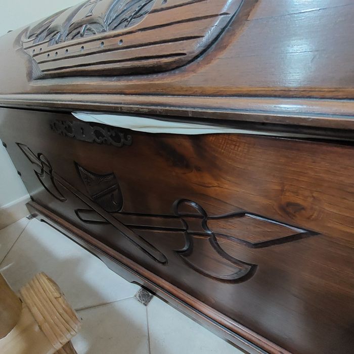 Baú madeira esculpido