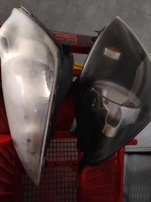 Faróis da frente do Ford Fiesta