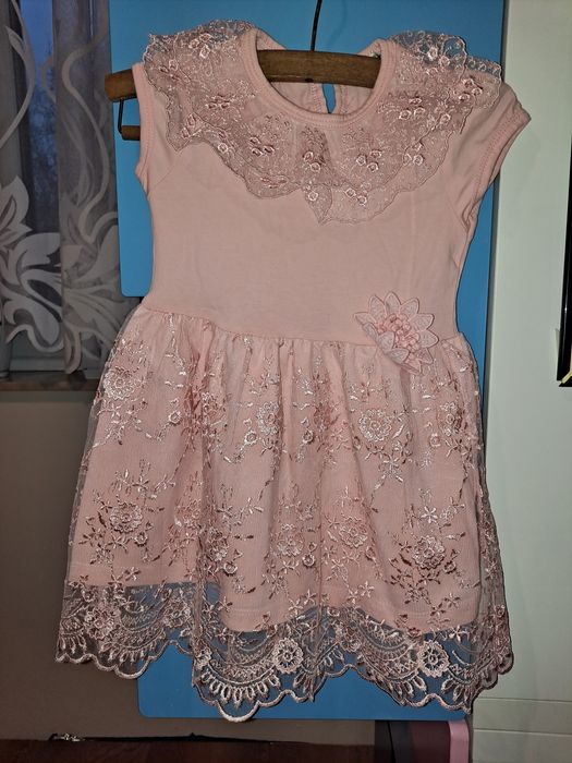 Sukienka w kolorze pudrowego różu