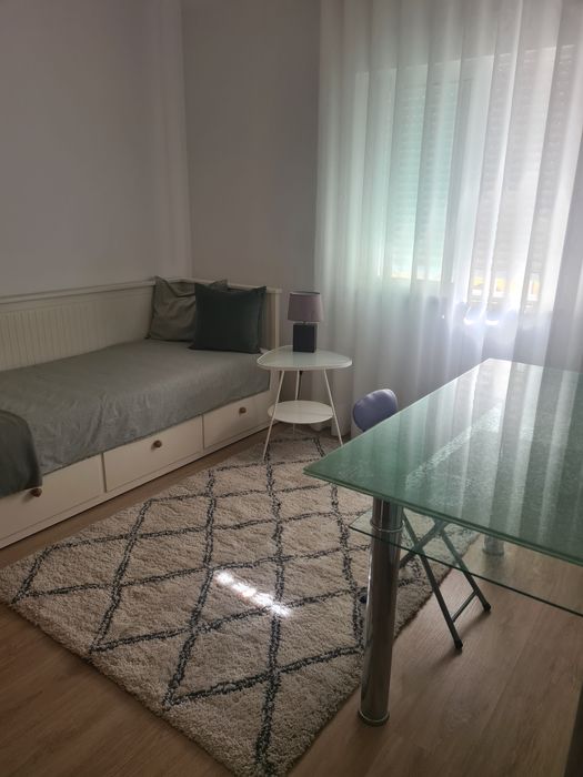 Quarto individual p/ alugar - Estoril