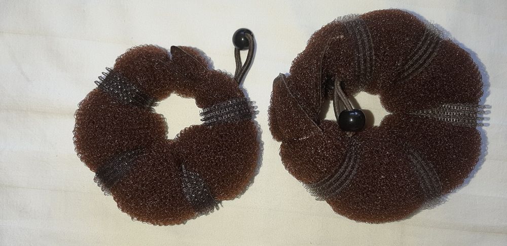 Круглый коричневый бублик на кнопке для создания пучка гульки прически