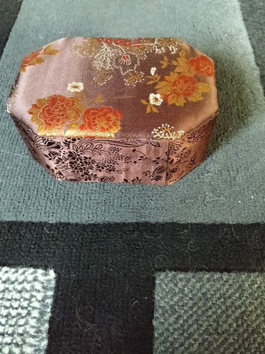 Caixa de joias oriental com estilo floral