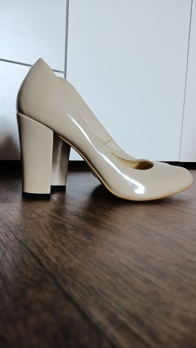 Туфлі на підборах