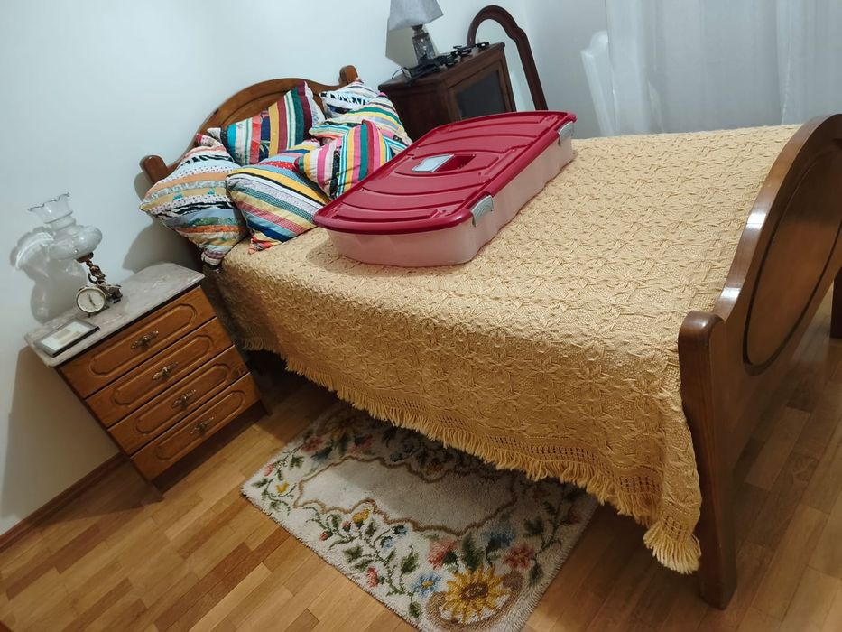 Cama e mesa de cabeceira