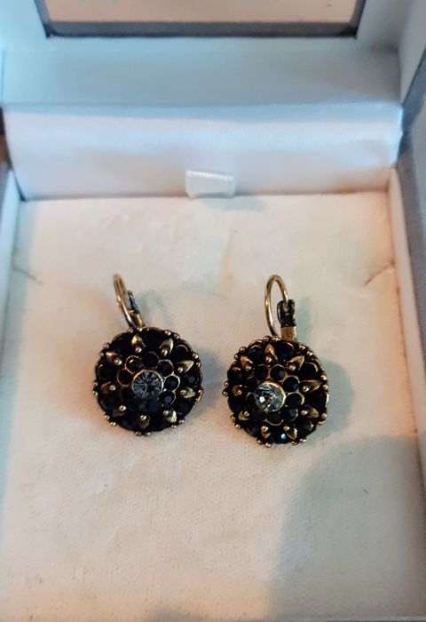 Conjunto de pregadeira e brincos da Casa Batalha. Oferta de brincos.