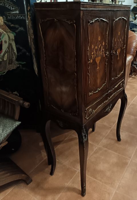 Móvel multiusos com embutidos