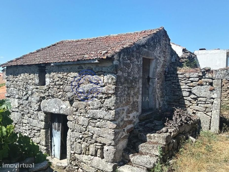 Moradia  na Região do Douro á venda  para recuperar em Coura Armamar