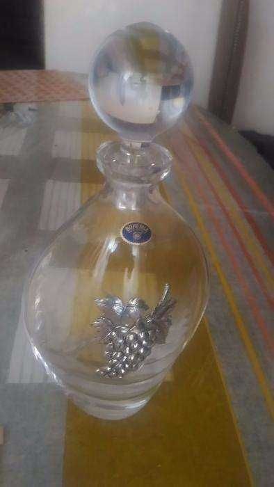 Garrafa de cristal nova com estanho

Cristal da bhoemia