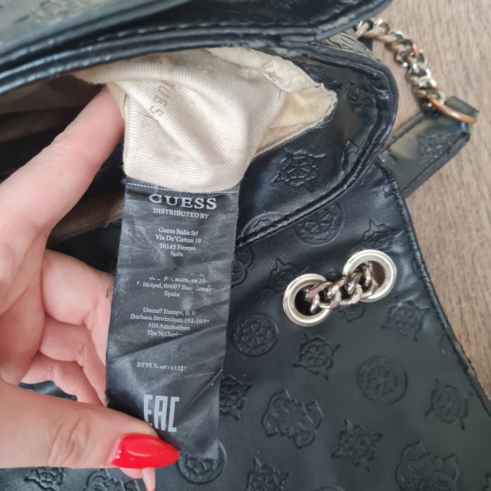 Guess torebka na ramię można regulować czarna logo zniszczona