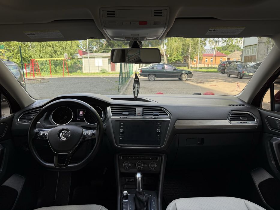 Volkswagen Tiguan Allspace R-Line 2.0 бензин 2018 року