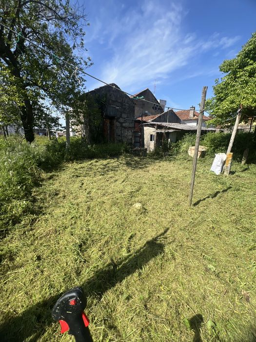 Servicos de jardinagem e limpeza de terrenos.
