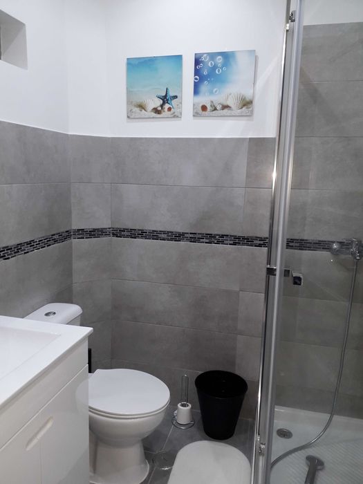 Alugo Quarto  equipado com frigorífico e TV LED no interior