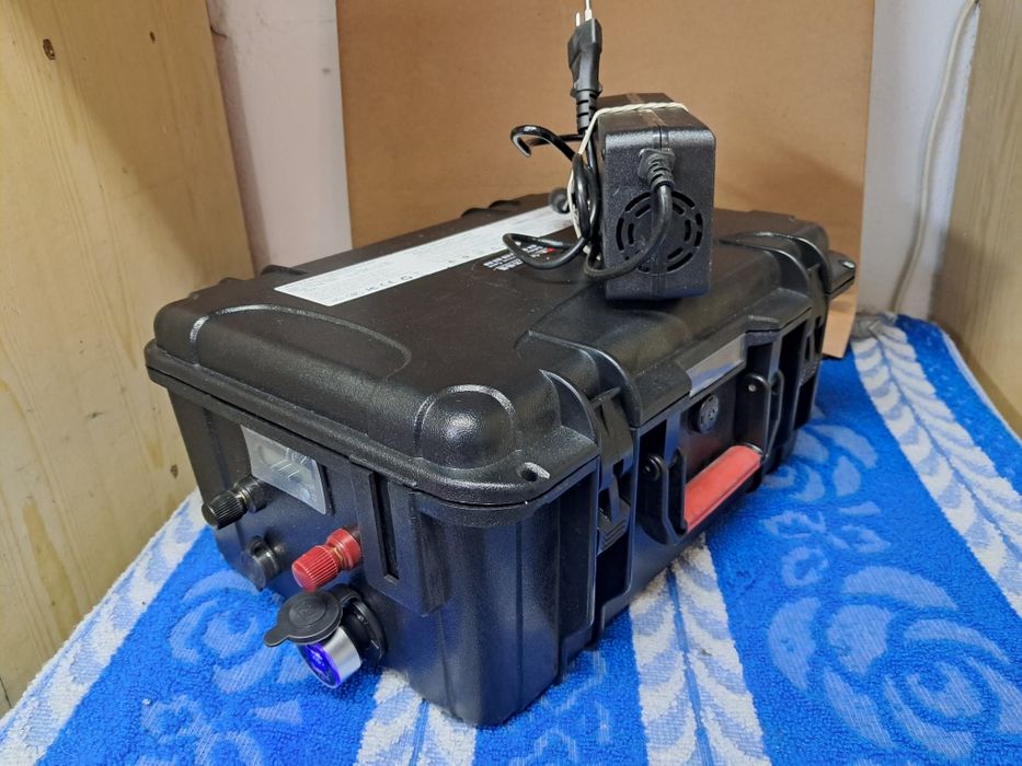 Wodoodporny 12V 200Ah  akumulator litowo jonowy .Nowy.