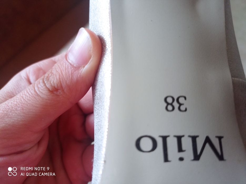 Złote szpilki, czółenka, buty na obcasie