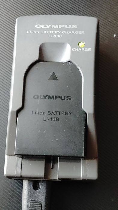 Olympys Camedia ładowarka LI-10C i batera LI-10B sprawna ładuje