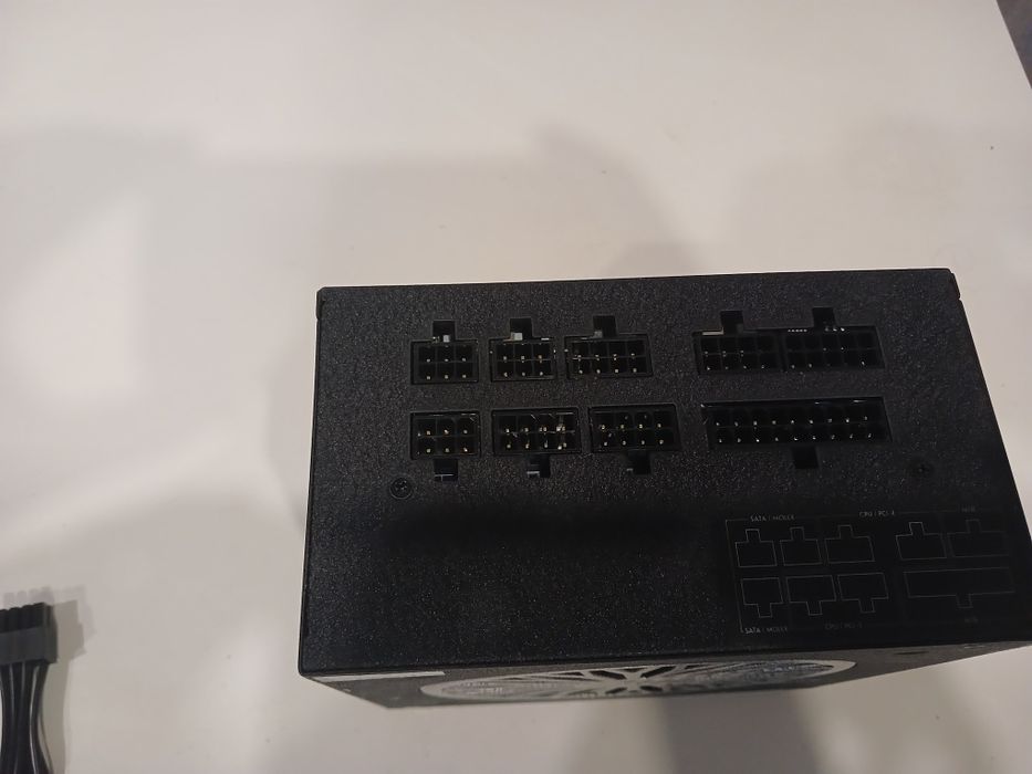 СРОЧНО продаю блок питания Chieftec BDK-750FC 750 W