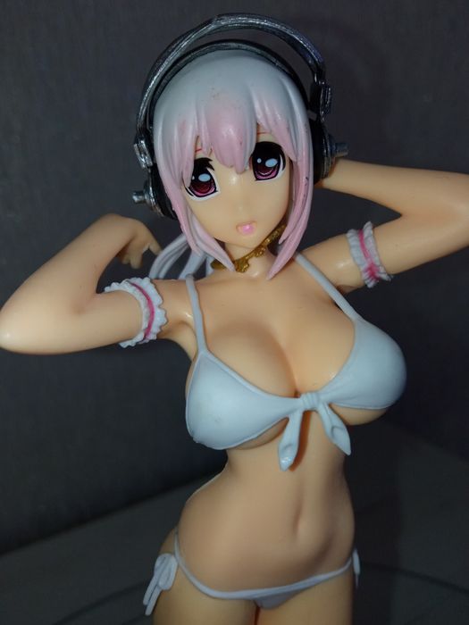 Экшн фигурка Супер Сонико в купальнике 19 см в подарочной упаковке