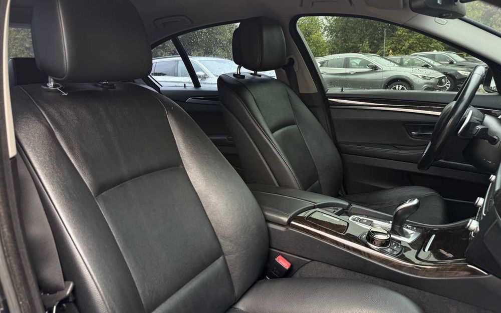 BMW 520I 2012 року