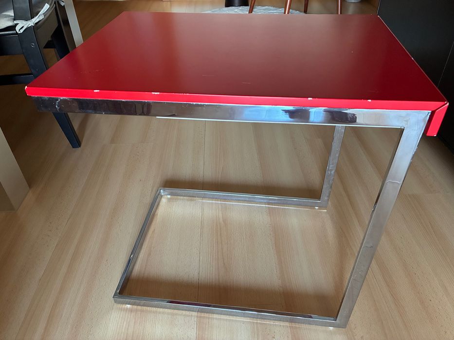 Mesa de apoio vermelha