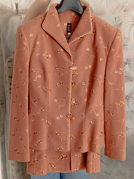 Продам женские костюмы , размер 46-48, строгие