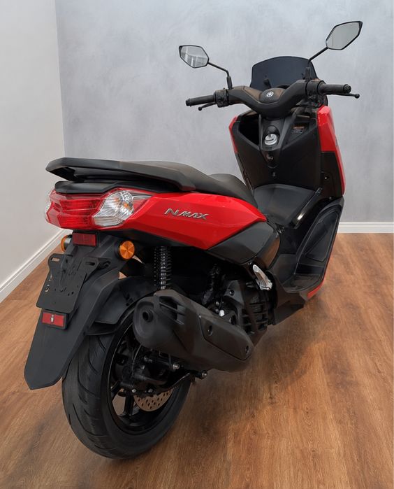 Moto Nmax Bluecore vermelha