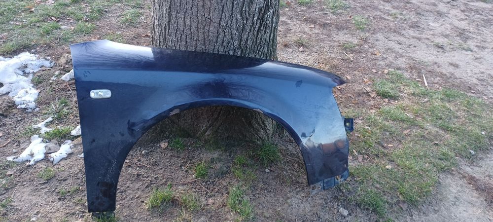 Błotnik Audi A4 b6 prawy kod LZ5L